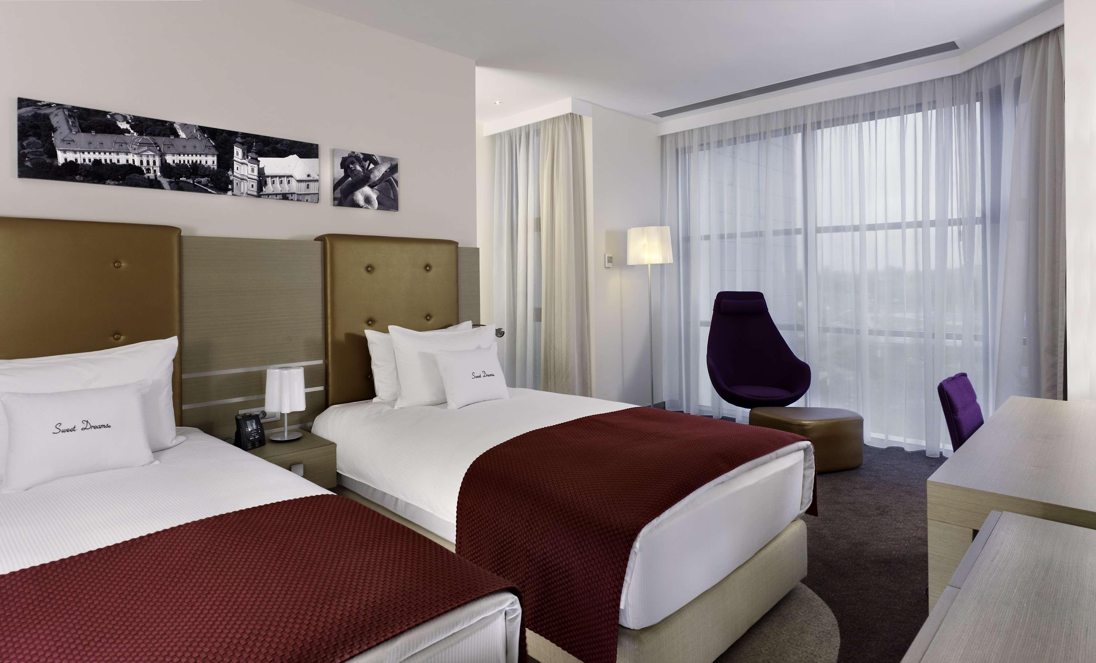 Hotel Doubletree By Hilton Oradea Zimmer foto