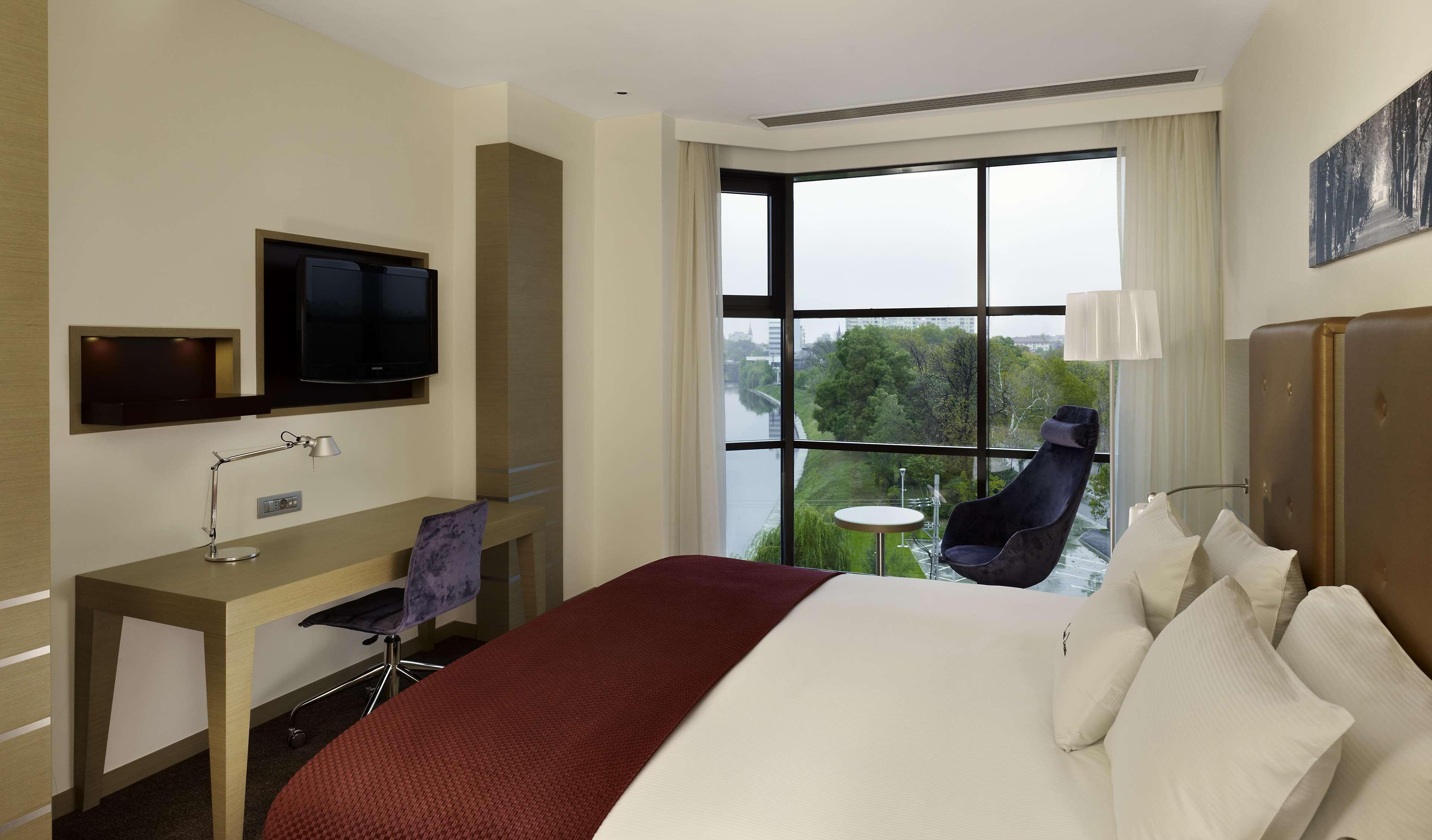 Hotel Doubletree By Hilton Oradea Zimmer foto