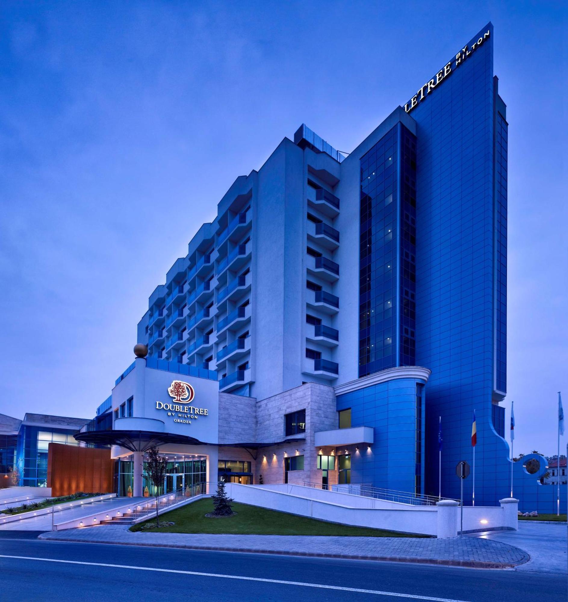 Hotel Doubletree By Hilton Oradea Exterior foto